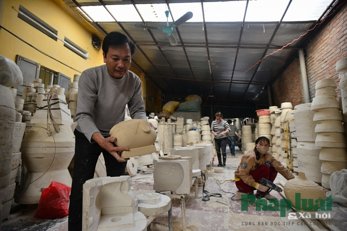 Nguyên liệu chế tác nên lợn đất được lựa chọn kỹ lưỡng, đất sét trắng lấy từ vùng đất linh thiêng (đền Trần), hòa quyện với nước sông Hồng, tráng trong men ngọc, tôi trong lửa đỏ phủ vàng sang quý và được tạo tác với kích thước thuộc các cung “Đức- Vượng- Phúc”