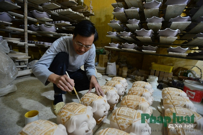 Bộ sưu tập Kỳ Linh Kỷ Hợi 2019 gồm: Phiên bản đặc biệt được chế tác từ dòng men Hoàng Kim dát vàng, kích thước cao 36cm, dài 46cm; Phiên bản theo mệnh được chế tác từ dòng men màu phong thủy theo mệnh của chủ nhân sở hữu, kích thước cao 36cm, dài 46cm; Phiên bản tiêu chuẩn sử dụng dòng men theo mệnh 2019 kết hợp với vàng, kích thước cao 18cm, dài 23cm.