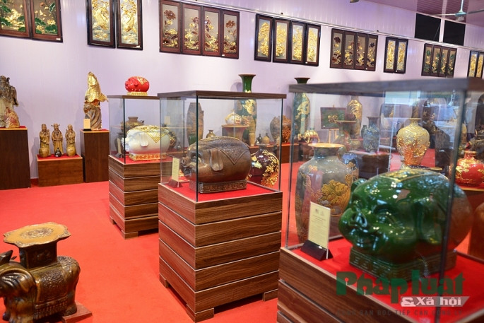 Phiên bản đặc biệt được chế tác từ dòng men Hoàng Kim, dát vàng phục hưng từ thế kỷ 16. Đây là một dòng men mới, đặc biệt có màu sắc và âm thanh của kim loại, nó góp phần tạo nên giá trị vĩnh cửu cho Kỳ linh. Đây cũng là phiên bản có giá trị cao nhất, lên tới 99 triệu đồng.