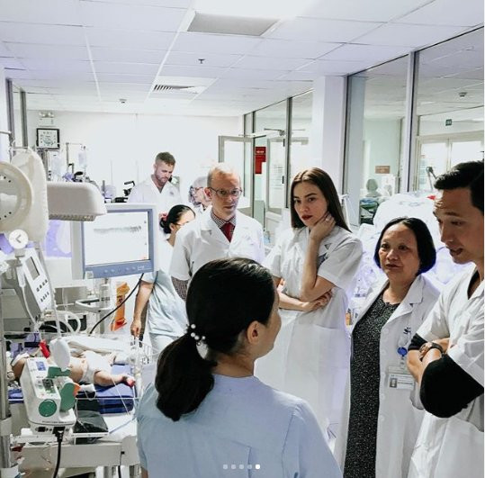 Ho Ngoc Ha bi chi trich vi lam tu thien van tha toc lam dieu