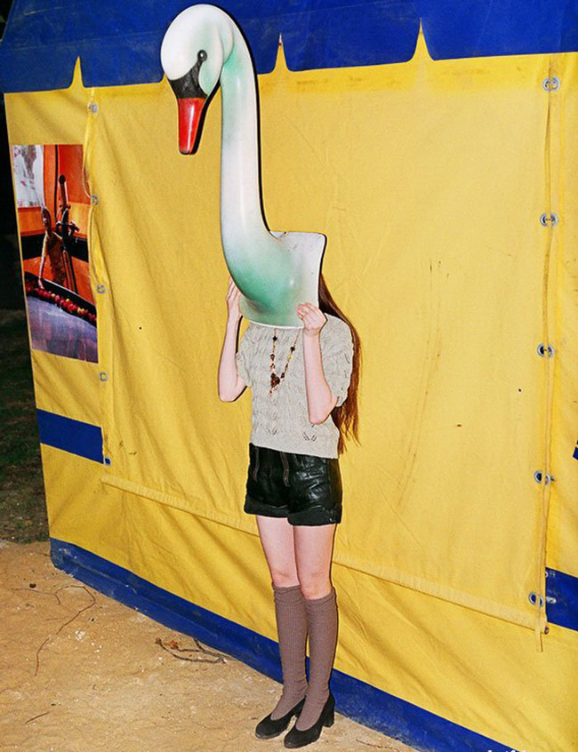 "Thiên nga" này không có cánh rồi.