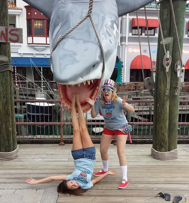 Úi giời ơi, cá mập lên bờ "tấn công người" kìa.