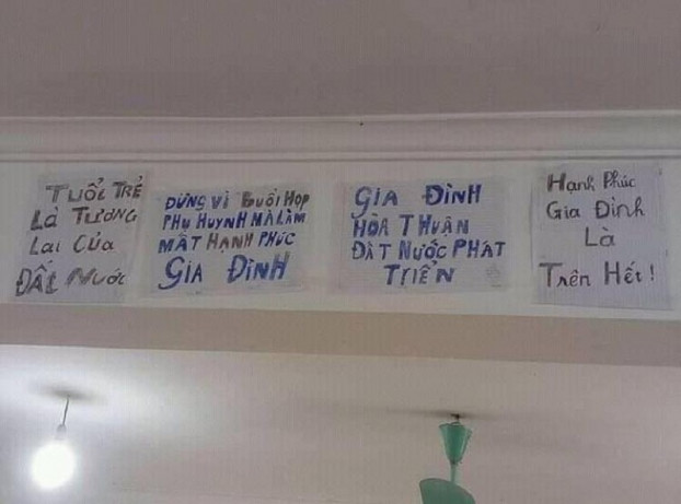 Khẩu hiệu của các học sinh vào lúc này: 'Tuổi trẻ là tương lai của đất nước. Đừng vì buổi họp phu huynh mà làm mất hạnh phúc gia đình. Gia đình hòa thuận, đất nước phát triể. Hạnh phúc gia đình là trên hết!'