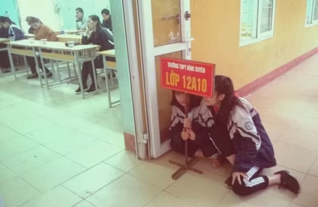 Ngụy trang bên cửa lớp.