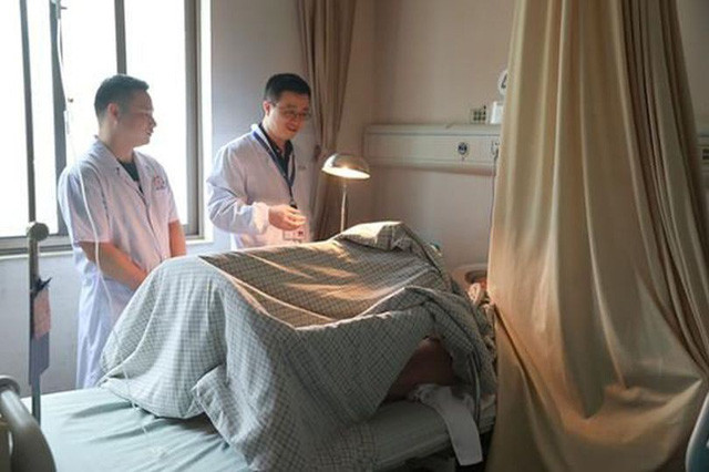 Say ruou ngu qua dem ben duong, sang day thay 