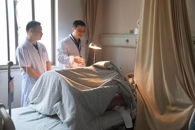 Say ruou ngu qua dem ben duong, sang day thay 