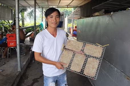 Lao động nhàn rỗi có thu nhập ổn định với nghề làm khô cá sấu.