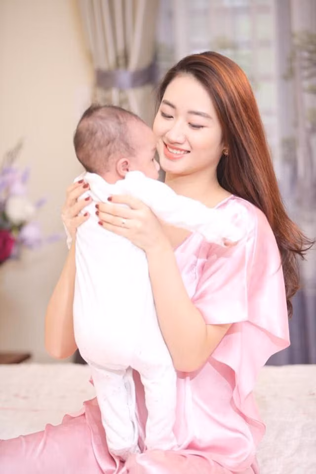Cuoc song cua HH Thu Ngan hau lay chong dai gia khi vua dang quang-Hinh-3