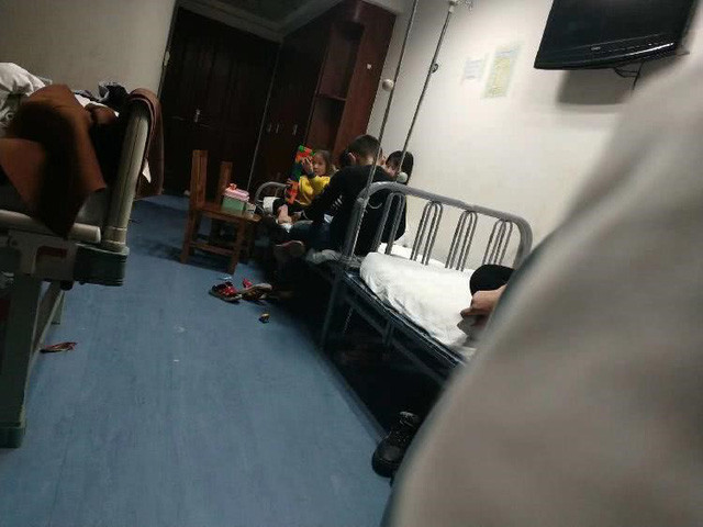 Tra thu dong nghiep, giao vien mam non ha doc chao cua tre