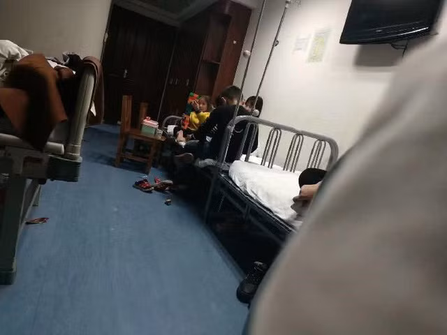 Tra thu dong nghiep, giao vien mam non ha doc chao cua tre