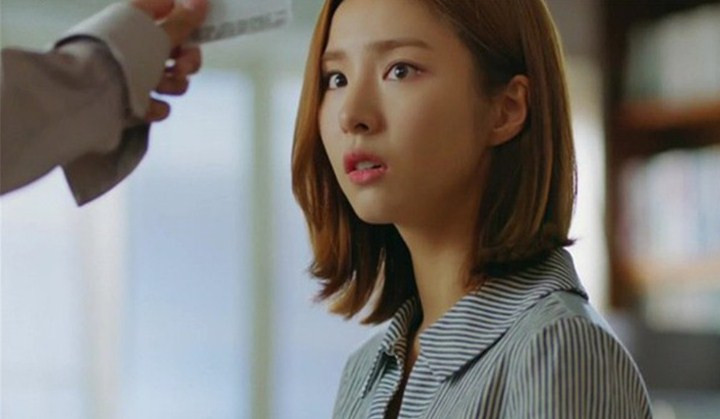 Vo bau to vuot mat cay dang nghe loi noi khi say cua chong