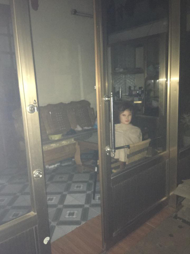 Co gai dat thu nay truoc cua khien trom cap tranh xa