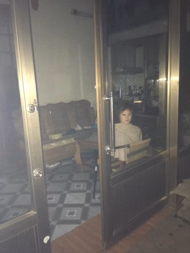 Co gai dat thu nay truoc cua khien trom cap tranh xa