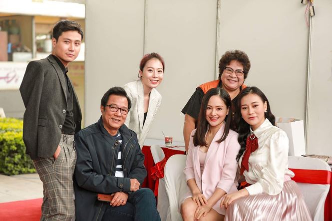 Phương Oanh đảm nhận vai thứ chính trong phim “nàng dâu Oder” cùng Lan Phương, Thanh Sơn, NSUT Trọng Chinh và NSUT Minh Vượng.