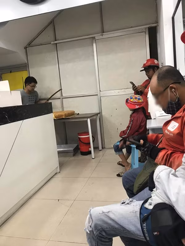 Xon xao gai xinh bi lua hang fake khi dat tra sua online-Hinh-2