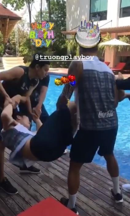 Fan hao hung khi Xuan Truong bi nem xuong nuoc mung sinh nhat