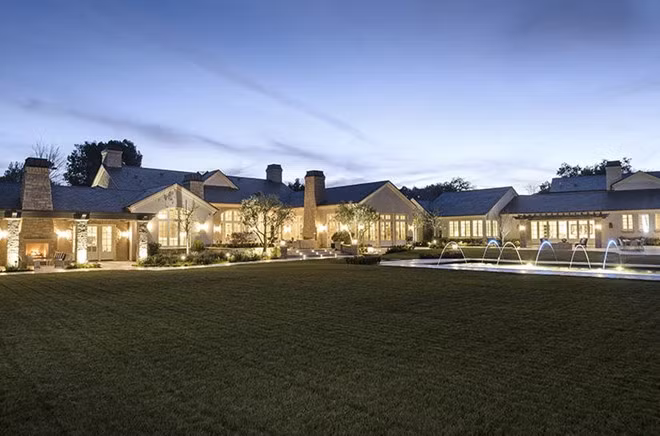 Biệt thự ở Hidden Hills này có tổng diện tích hơn 1.455 m2. Ảnh: Sotheby.