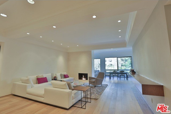 Năm 2017, Kim Kardashian đã mua một căn hộ tại Calabasas với giá 1,6 triệu USD để ở gần mẹ của cô - bà Kris Jenner. Ảnh: Trulia.