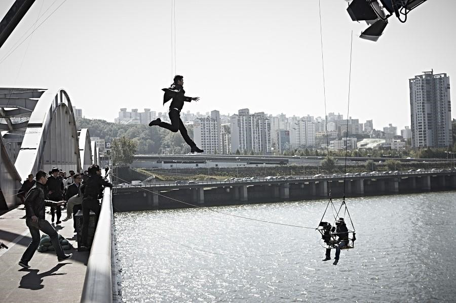 Trong phim The Suspect (2013), nhân vật Ji Dong Cheol của anh có một phân đoạn phải nhảy từ cầu xuống sông. Để có được khoảnh khắc hoàn hảo nhất, Gong Yoo đã thực hiện cảnh quay đó 12 lần mà không dùng người thế thân.