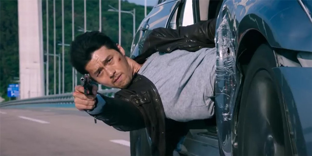 Hyun Bin: Với những pha rượt đuổi và hành động gắn liền xe hơi, đạo diễn thường sẽ làm việc với diễn viên đóng thế để đảm bảo an toàn cho các ngôi sao lớn. Thế nhưng trường hợp của Hyun Bin trong Confidential Assignment lại rất đặc biệt. Anh tự mình thực hiện khoảnh khắc nhoài người ra khỏi cửa xe hơi và đọ súng khi đang rượt đuổi trên đường. Biểu cảm điềm tĩnh, ánh mắt lạnh lùng của Hyun Bin khi thực hiện cảnh quay nguy hiểm trên đã gây ấn tượng mạnh mẽ với người xem.