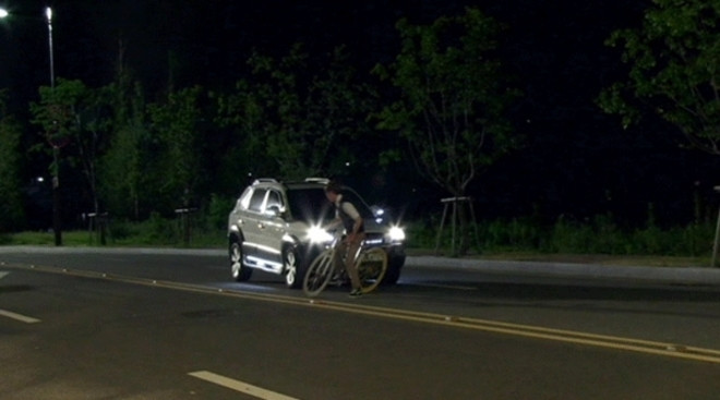 D.O (EXO): It’s Okay, That’s Love không phải là phim hành động. Tuy nhiên, tác phẩm này vẫn chứa một vài phân đoạn gây thót tim, đặc biệt là cảnh xe đạp của nhân vật Han Kang Woo do D.O đóng suýt va phải xe hơi. D.O là thần tượng đá chéo sân diễn xuất và chỉ đảm nhận một vai diễn nhỏ trong phim. Thế nhưng ở cảnh quay nguy hiểm trên, anh không nhờ đến diễn viên đóng thế mà tự mình thực hiện. Ngôi sao trẻ đã tập luyện nhiều lần làm sao để bánh xe đạp chỉ còn cách mũi xe hơi khoảng vài cm. Tinh thần làm việc chuyên nghiệp đã giúp D.O nhận được nhiều lời khen của ê-kíp sản xuất lẫn đàn anh, đàn chị cùng góp mặt trong phim.