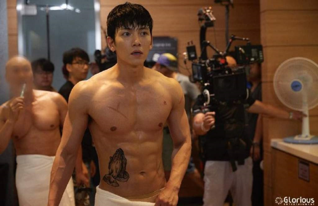 Nam diễn viên đã mất gần một ngày để hoàn thành pha đánh nhau khó nhằn trên. Xuyên suốt The K2, Ji Chang Wook còn tự mình đảm nhận nhiều pha hành động nguy hiểm khác. Tài tử sinh năm 1987 mất gần nửa năm luyện võ để nhập vai chàng cảnh vệ Kim Je Ha tài giỏi một cách mượt mà nhất.