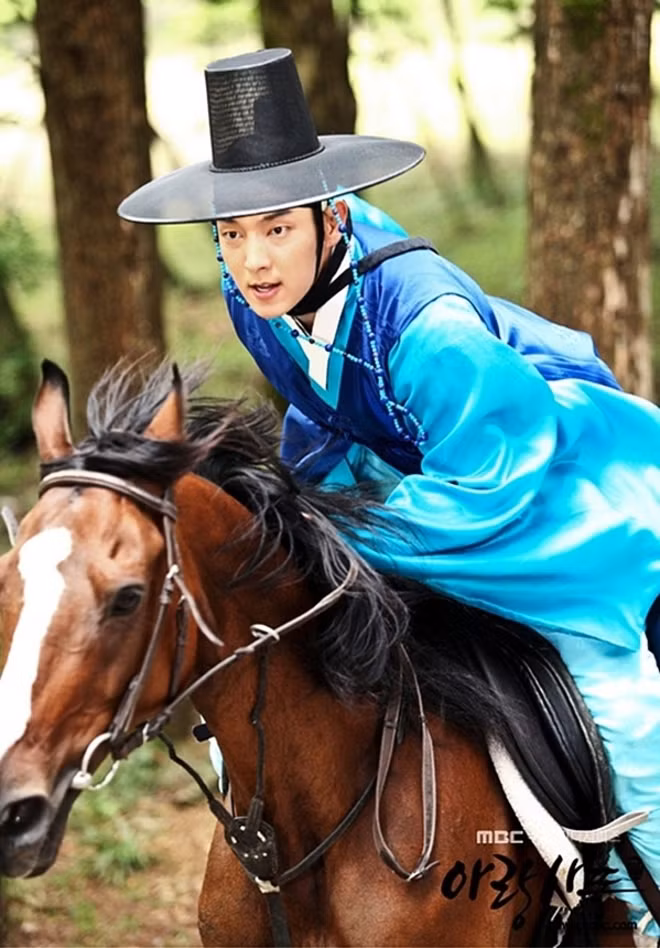 Năm 2012, trong bộ phim Arang and the Magistrate, Lee Jun Ki còn đích thân thực hiện những cảnh hành động khó nhằn trên lưng ngựa. Nam diễn viên đã tập luyện kỹ lưỡng trước khi quay nhằm đảm bảo an toàn tuyệt đối cho chính mình và tránh tai nạn đáng tiếc trên phim trường.