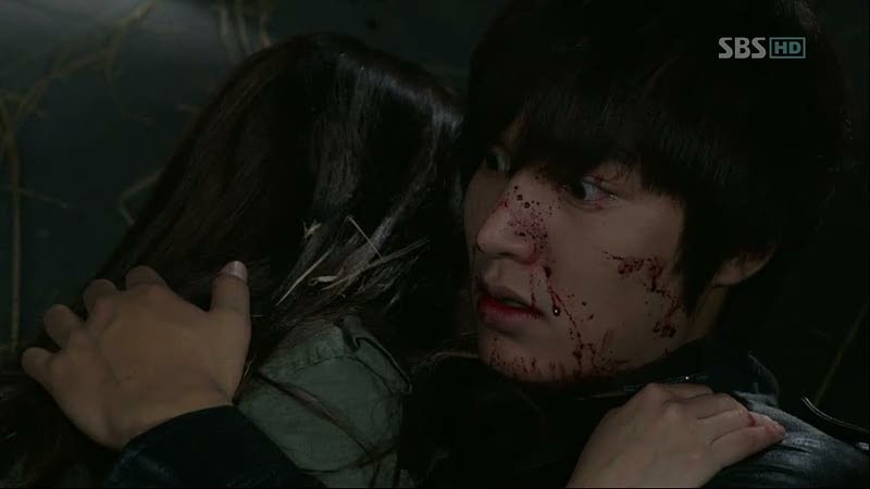 Lee Min Ho: Ngoài dòng phim thần tượng, tình cảm lãng mạn, nam diễn viên 32 tuổi còn ghi dấu qua nhiều bộ phim hành động nổi tiếng, tiêu biểu là City Hunter. Ở bộ phim này, Lee Min Ho đã nỗ lực tập luyện để có thể tự đảm nhận nhiều cảnh đánh nhau, rượt đuổi mà không dùng người thế thân. Tuy gặp phải một số chấn thương trên phim trường vì độ khó của các pha hành động nhưng Lee Min Ho vẫn không bỏ cuộc. Ngôi sao sinh năm 1987 đã cống hiến cho khán giả nhiều pha đánh tay đôi hoàn hảo, đẹp mắt.