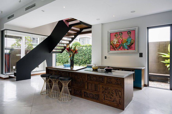 Phòng ăn thoáng sạch với tường kính bao bọc xung quanh giúp lấy sáng cho khu vực này.