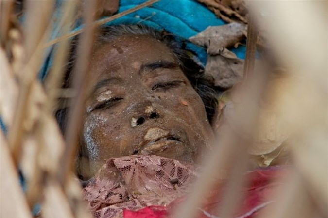 Khi các xác chết được phân hủy hoàn toàn, người dân sẽ "cải mộ" bằng cách lấy phần sọ người chết, đặt lên bàn thờ đá dưới gốc cây linh thiêng trong nghĩa địa. Phần xương còn lại sẽ được lấy ra khỏi lồng, nhường chỗ cho một người quá cố khác.