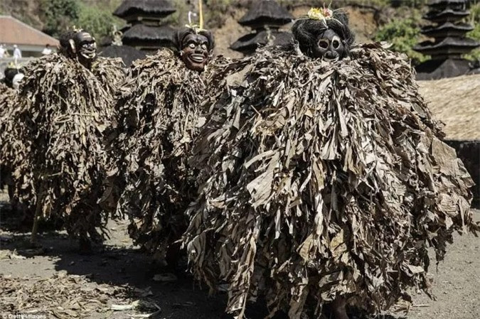 Lễ hội Brutuk thường kéo dài 3 ngày liên tiếp, bắt đầu từ trưa đến 5 giờ chiều. Chỉ thanh niên trai tráng mới được tham gia lễ hội này, họ phải tự nhốt mình "làm sạch" bản thân trong 42 ngày, trước khi được bắt đầu.