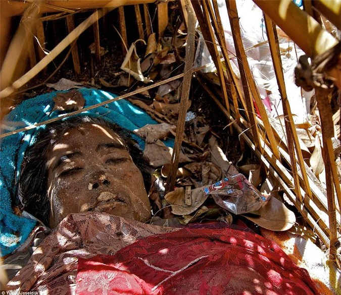 Xác người chết sẽ được mang đến nghĩa địa này bằng thuyền, được tắm rửa sạch sẽ bằng nước mưa, mặc quần áo để lộ phần đầu và đặt trong các lồng tre, phơi dưới ánh nắng nóng nực ở Bali.