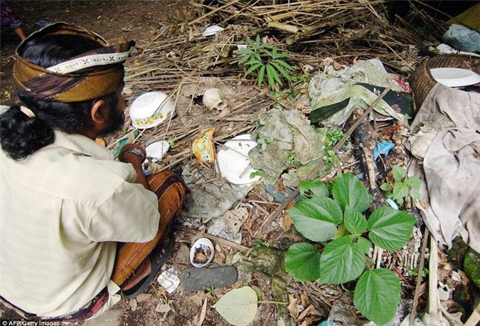 Ở Bali, không chỉ phơi xác người quá cố để tôn vinh, cư dân ở đây còn có những lễ hội truyền thống kỳ lạ như Brutuk.