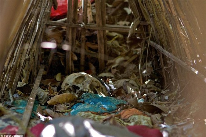 Thông thường, chỉ những người đàn ông mới được phép đến khu nghĩa địa ám ảnh này. Họ cũng là người thay quần áo, tắm rửa xác chết và "cải mộ" mỗi khi có người mới qua đời.