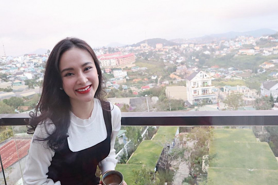 Cô cũng khẳng định đã thay đổi quan điểm sống, không còn quan tâm đến những ồn ào và cạnh tranh trong showbiz. “Nỗ lực mà không được thì ta nên trân trọng những gì ta có được. Như vậy là tốt rồi, có là tốt rồi, có ăn là tốt rồi, có mặc cũng là tốt rồi, có ở là tốt rồi, được vậy là tốt rồi. Lòng sẽ nhẹ nhàng hơn”, cô nói về lời khuyên của một sư thầy dành cho mình.