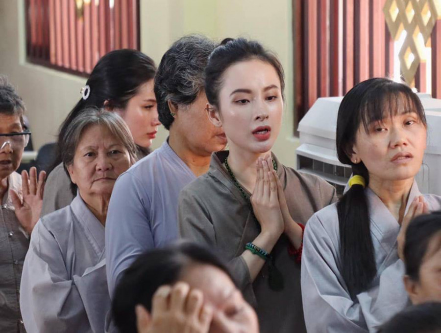 Không xuất hiện quá nhiều ở các sự kiện, thảm đỏ, Angela Phương Trinh tham gia các khóa tu, thiền dài ngày. Nữ diễn viên cũng kết nối các phật tử, tham gia những hoạt động bổ ích, có ý nghĩa.