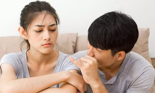 Chang trai nhan ket dang khi choc thung bao cao su de lay duoc vo