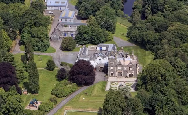 Penninghame House là khu dinh thự tuyệt đẹp ở Scotland hiện đang được rao bán với giá 3,3 triệu USD (tương đương 77 tỷ đồng). Điều đáng nói, nơi đây từng là nơi giam tù nhân.