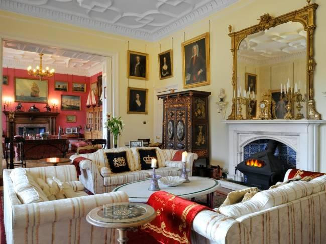 Khối bất động sản đang được rao bán với giá 77 tỷ đồng nàybao gồm 1 dinh thự 13 phòng ngủ, 5 ngôi nhà nhỏ, chuồng ngựa, khu cưỡi ngựa… và vườn cỏ xanh mênh mông.