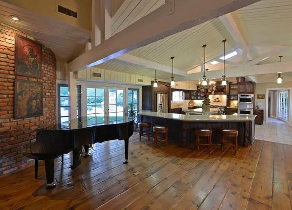 Đàn piano đặt ngay cạnh khu vực bếp núc, rất phù hợp với một ca sĩ như Miley Cyrus.