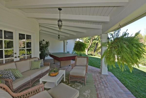 Nữ ca sĩ gốc Tennessee hẳn đã có những phút giây thư thái nơi hiên nhà mát mẻ.