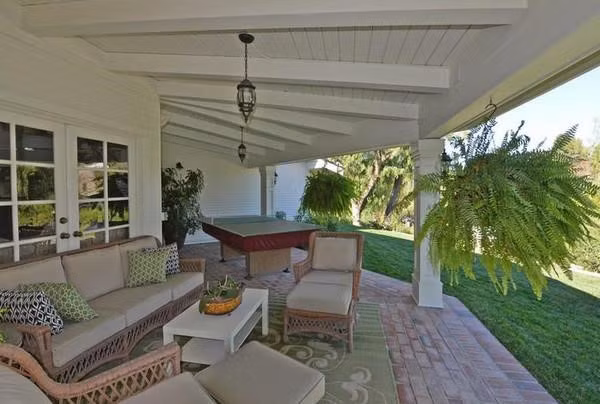 Nữ ca sĩ gốc Tennessee hẳn đã có những phút giây thư thái nơi hiên nhà mát mẻ.