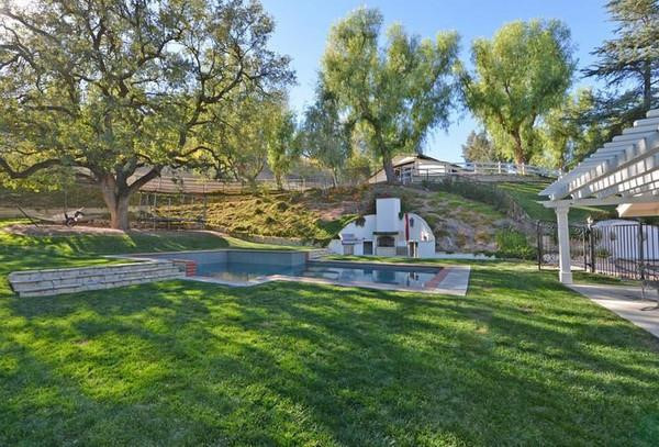 Sân sau biệt thự có cả khu vực nấu nướng riêng đặt cạnh hồ bơi ngoài trời, thích hợp để tổ chức những bữa tiệc.