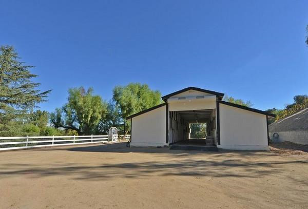 Trang trại còn có nhà kho, chuồng ngựa, chuồng gà, vườn rau, vườn cây ăn trái, và cả vườn nho rộng lớn.