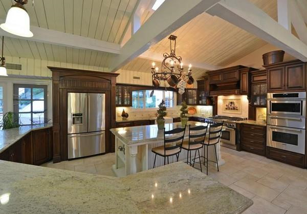 Sàn nhà bếp được lát đá tự nhiên. Những thiết bị nấu nướng bằng thép được tích hợp trong những tủ bếp bằng gỗ.