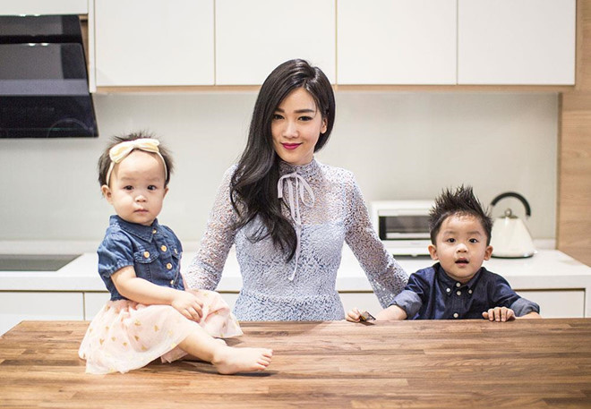 Nhờ chia sẻ ảnh chụp cùng hai con và cuộc sống sang chảnh lên trang cá nhân, Shaine Wong từ một giáo vên bình thường trở thành hot mom nổi tiếng trên mạng xã hội. Bà mẹ người Malaysia hiện sở hữu fanpage với gần một triệu lượt thích.