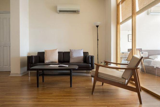 Sau cải tạo thành căn hộ cao cấp cho thuê rộng rãi, tràn ngập ánh sáng. Các bức vách nhà bếp khiến cho không gian trở nên chật chội hơn.