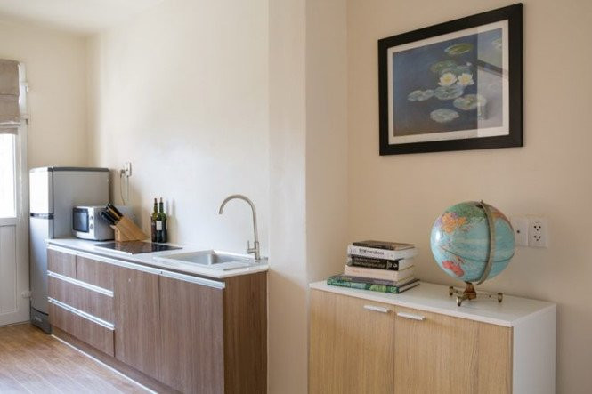 Hệ thống tủ kệ âm tường được bố trí giúp tận dụng tối đa diện tích sử dụng.