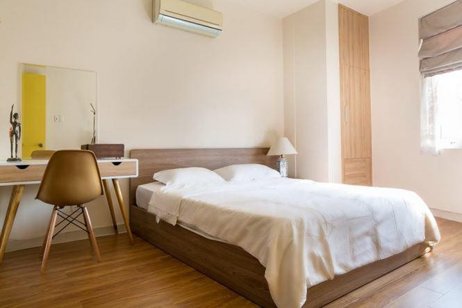 Phòng ngủ với thiết kế hiện đại, tiện nghi.