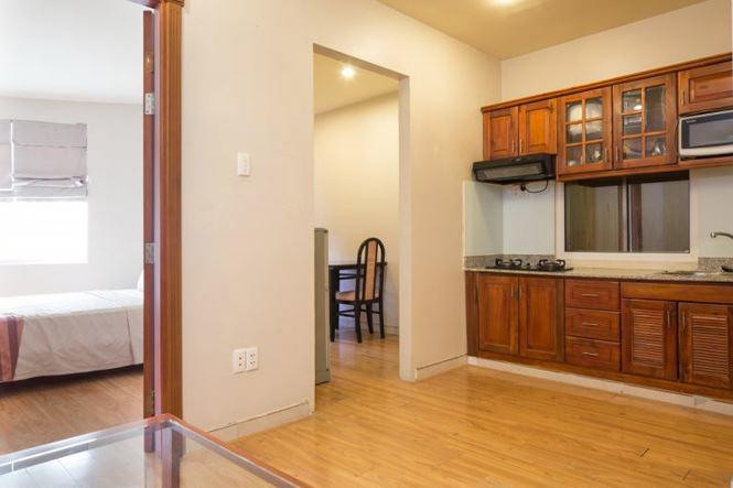 Các vách tường được loại bỏ tạo sự thông thoáng cho căn hộ.